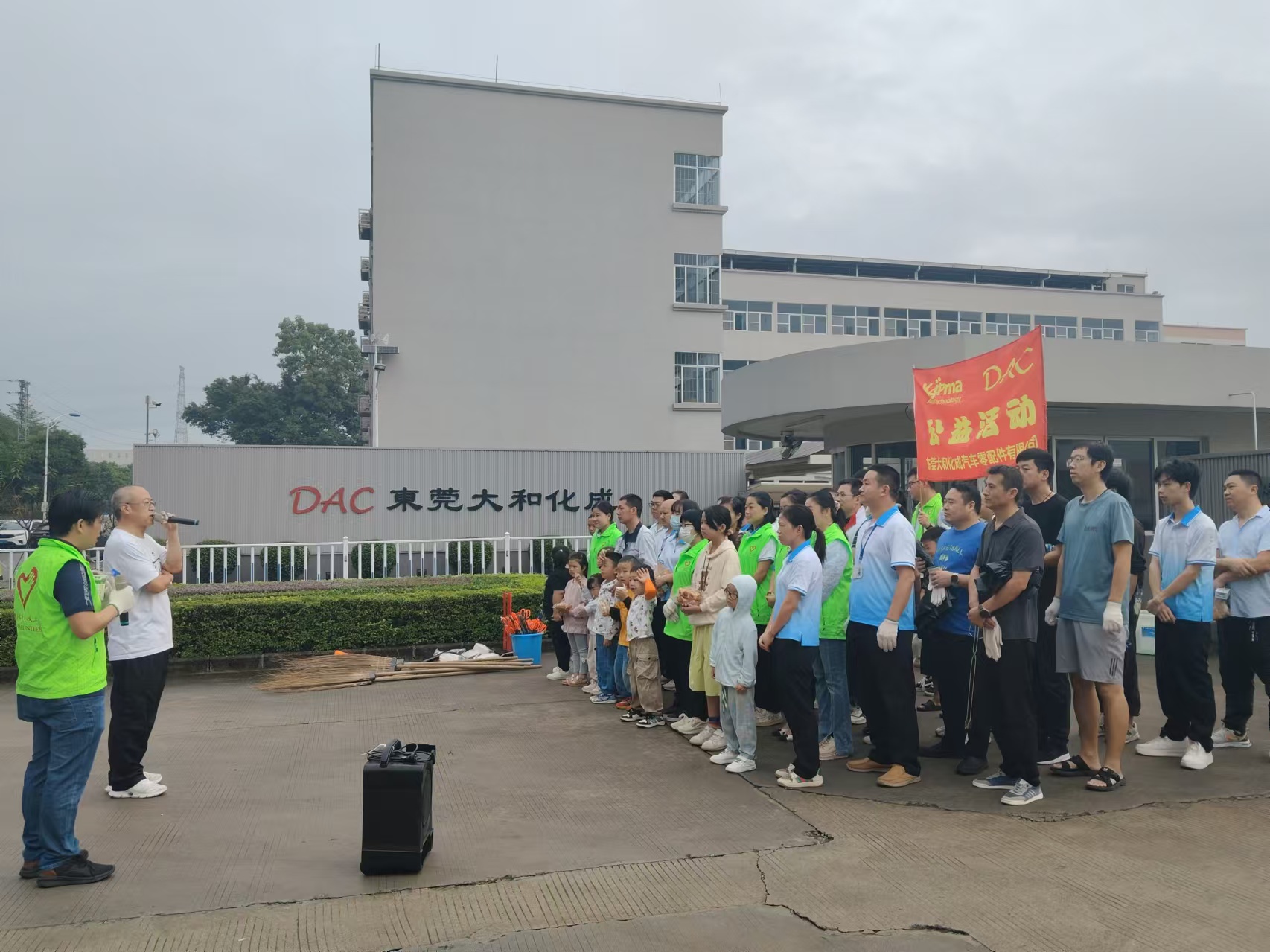 环境卫生清扫，共建美丽社区